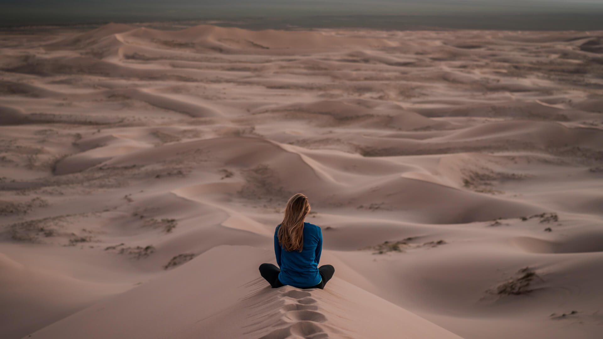 Discover the Erg El Mhazil Dunes and the Endless Beauty of Its Sands The Mhazil Erg is a vast stretch of golden sand that offers a peaceful and unique desert experience. Enjoy the tranquility of this mesmerizing landscape