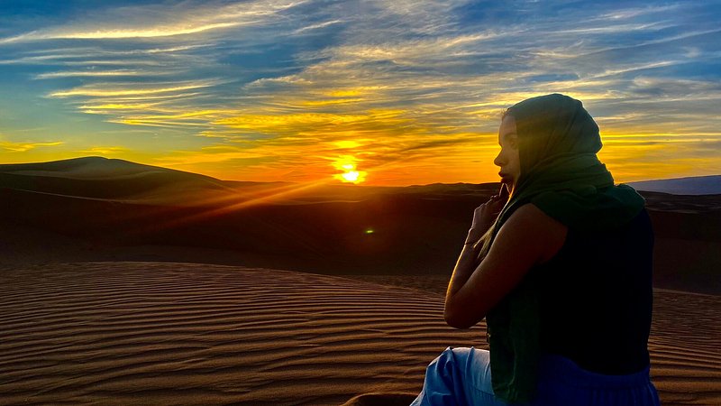  Enjoy the Sunset Over the Magical Sand Dunes
Watch as the colors in the sky change during a desert sunset, with the golden dunes providing a stunning backdrop. A magical moment where nature’s beauty comes to life