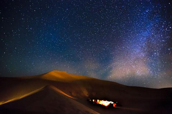 Sleep Under the Starry Sky in a Desert Camping Experience
Spend the night under an open sky filled with stars, experiencing the ultimate desert camping adventure. A peaceful, unforgettable night in nature